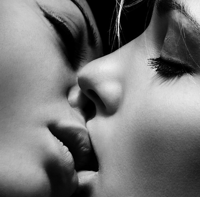 страстные поцелуи лесбиянок.