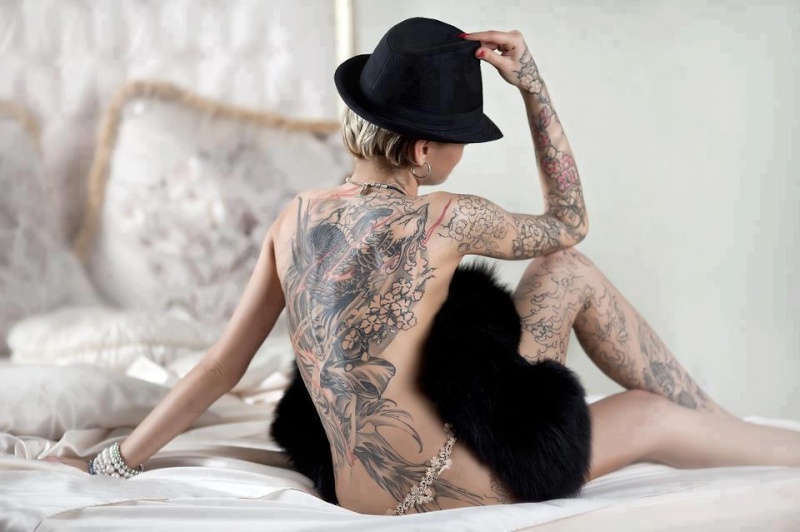 Секс с пафосной крошкой в татуировках
